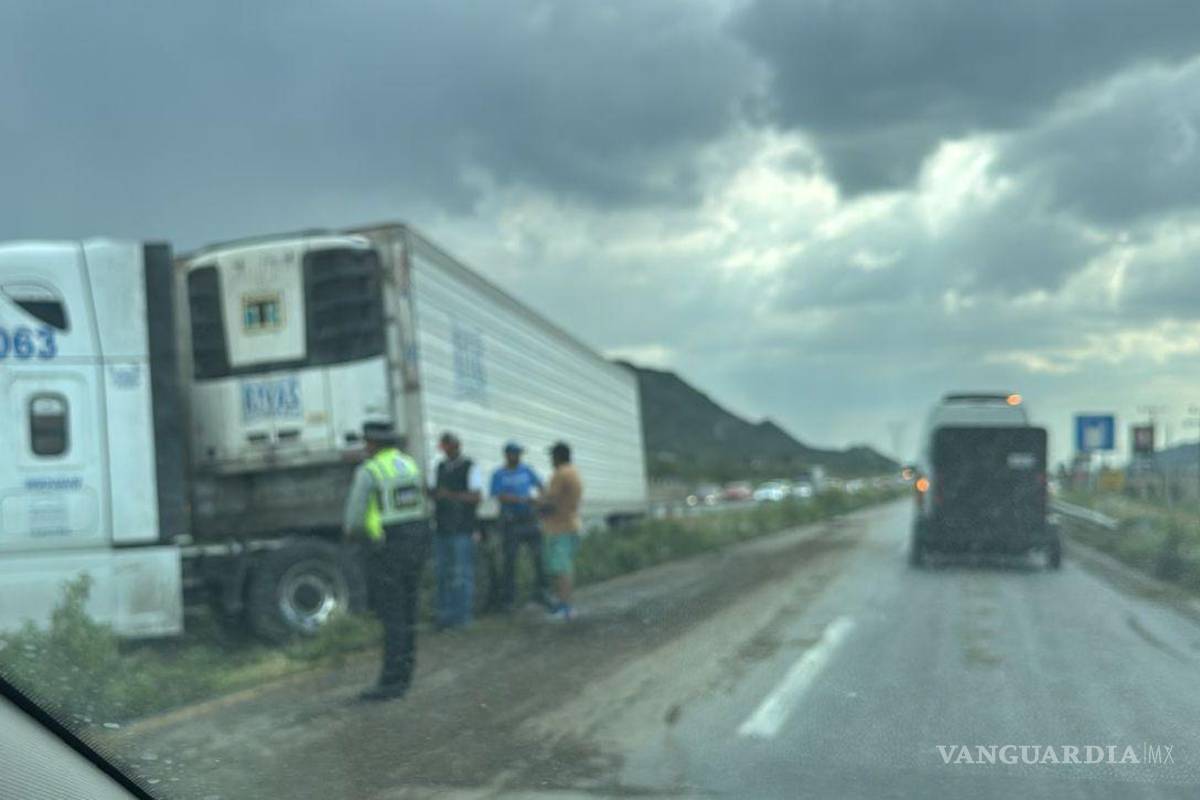 $!La barrera de contención fue arrancada y lanzada hacia los carriles contrarios.