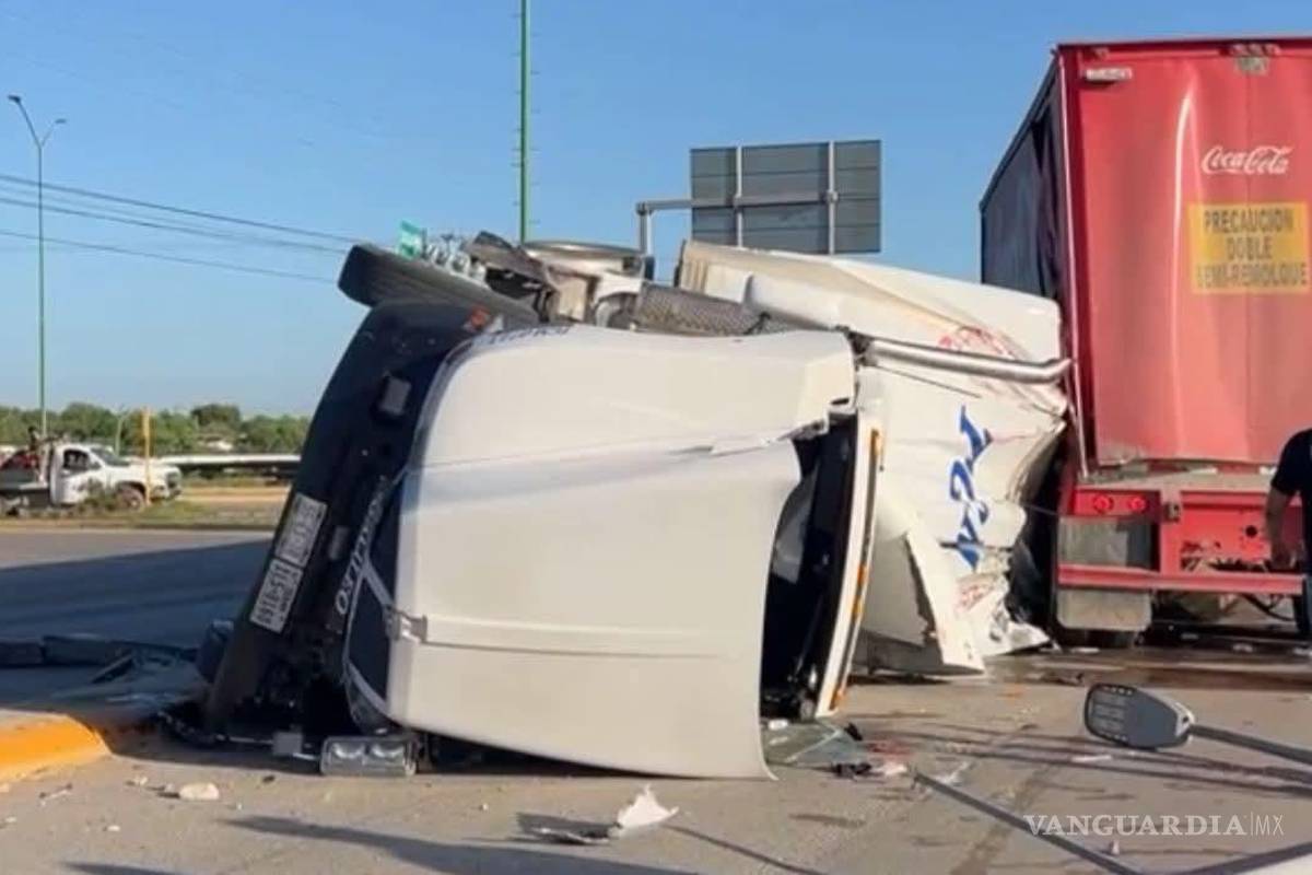 Vuelca tráiler con cientos de litros de cerveza cerca del aeropuerto de Piedras Negras