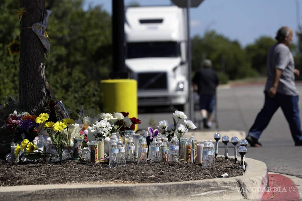Víctimas del ‘camión de la muerte’ de Texas sufren el acoso de la policía en EU