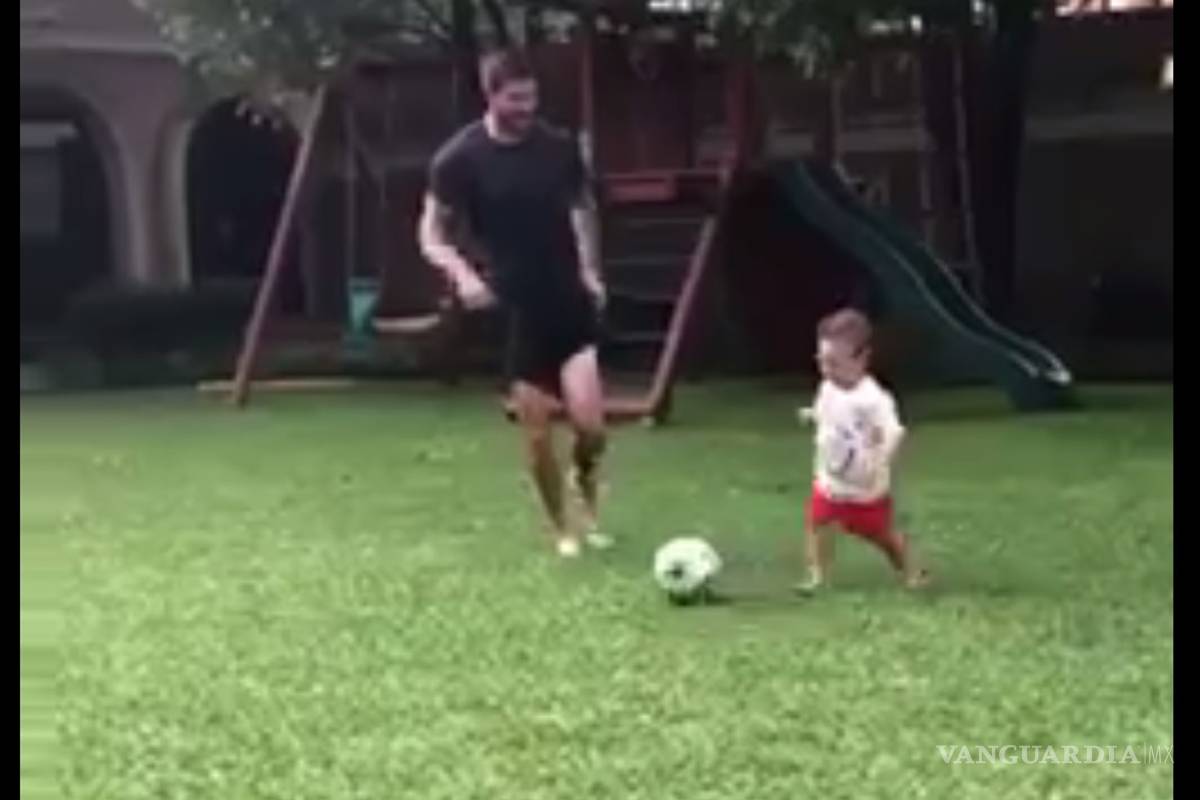 Gignac juega con su hijo y lo hace llorar