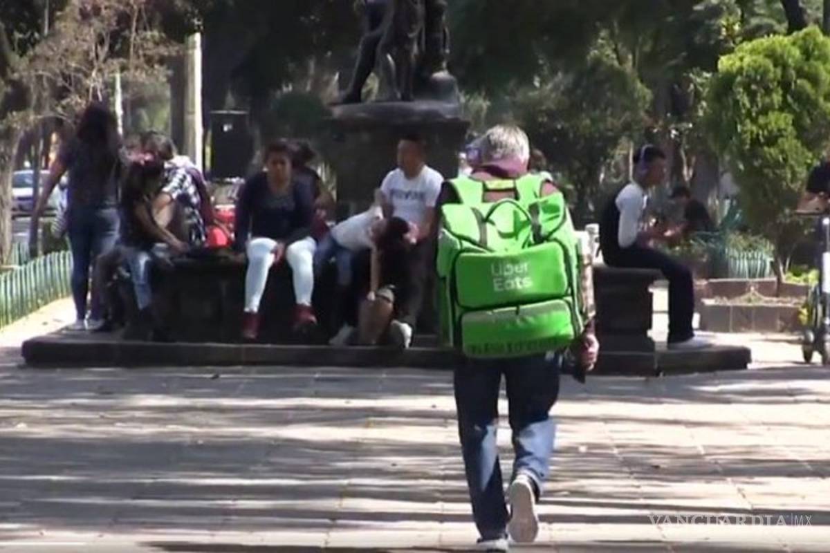 Conmueve viejito repartidor de UberEats; realiza sus entregas a pie