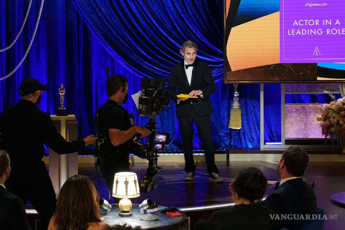 Joaquin Phoenix vuelve a vestir su esmoquin Stella McCartney por sexta vez en los Oscar 2021
