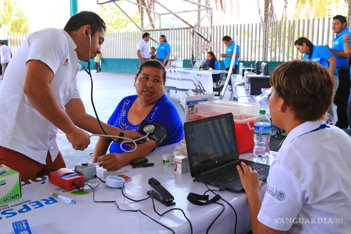 Celebran a los médicos mexicanos entre grandes carencias