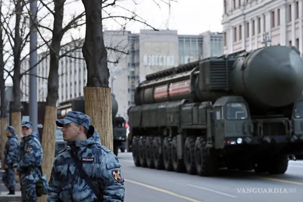 $!Soldados rusos montan guardia frente a un misil balístico RS Yars 24 ruso sobre un lanzador móvil en Moscú, en una imagen de archivo.