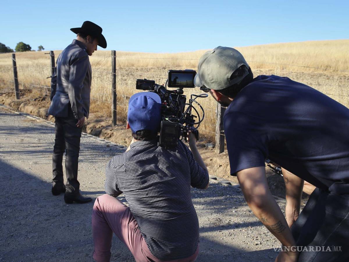$!El líder de Los Tigres del Norte, Jorge Hernández, a la izquierda, durante la filmación del documental Los Tigres del Norte: Historias que contar.