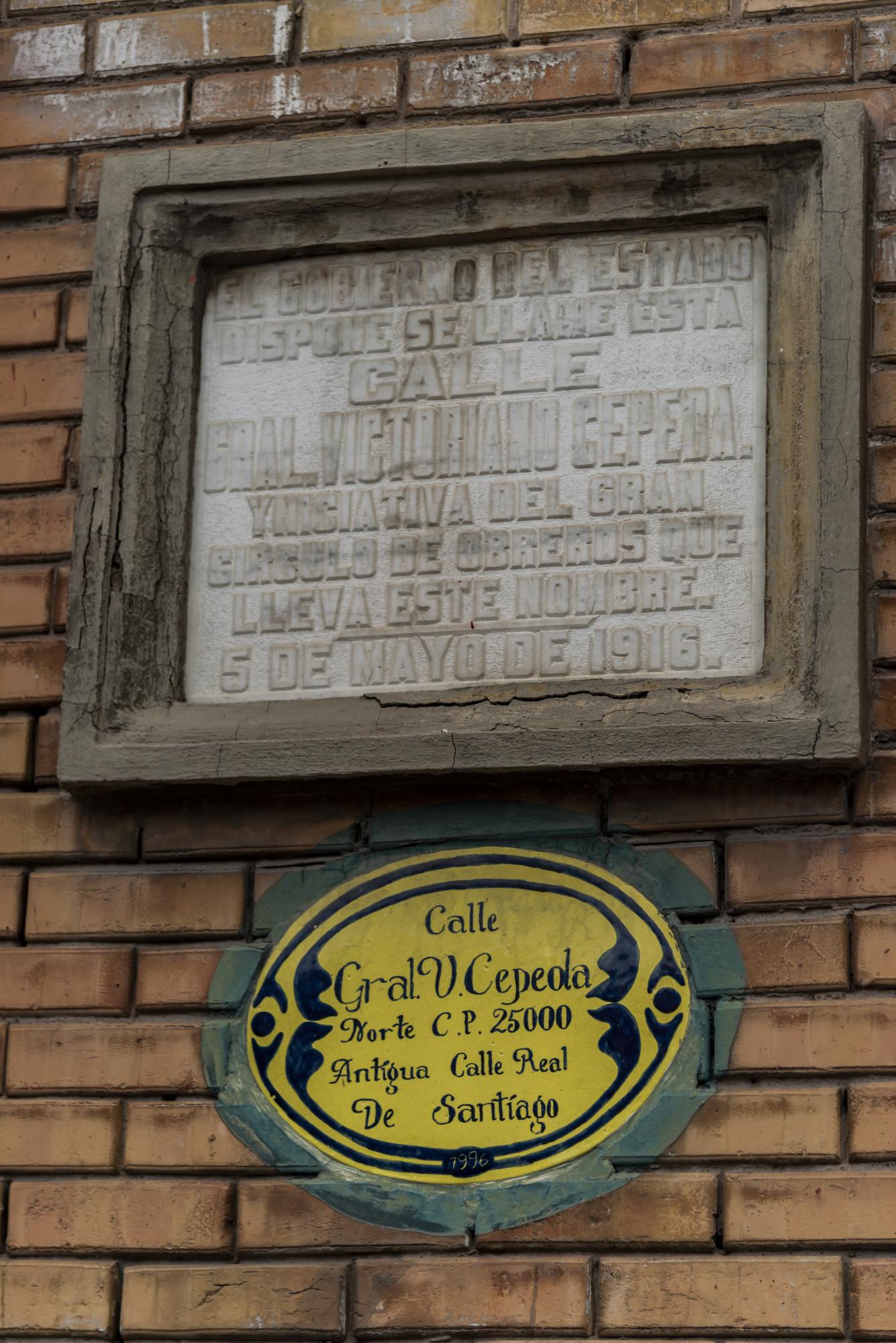 $!Place de mármol que recuerda el cambio de nombre de la calle de Santiago por la de Victoriano Cepeda en 1916.