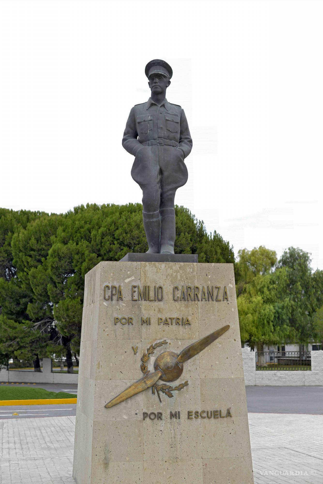 $!Estatua de Emilio Carranza ubicada en el Aeropuerto Plan de Guadalupe