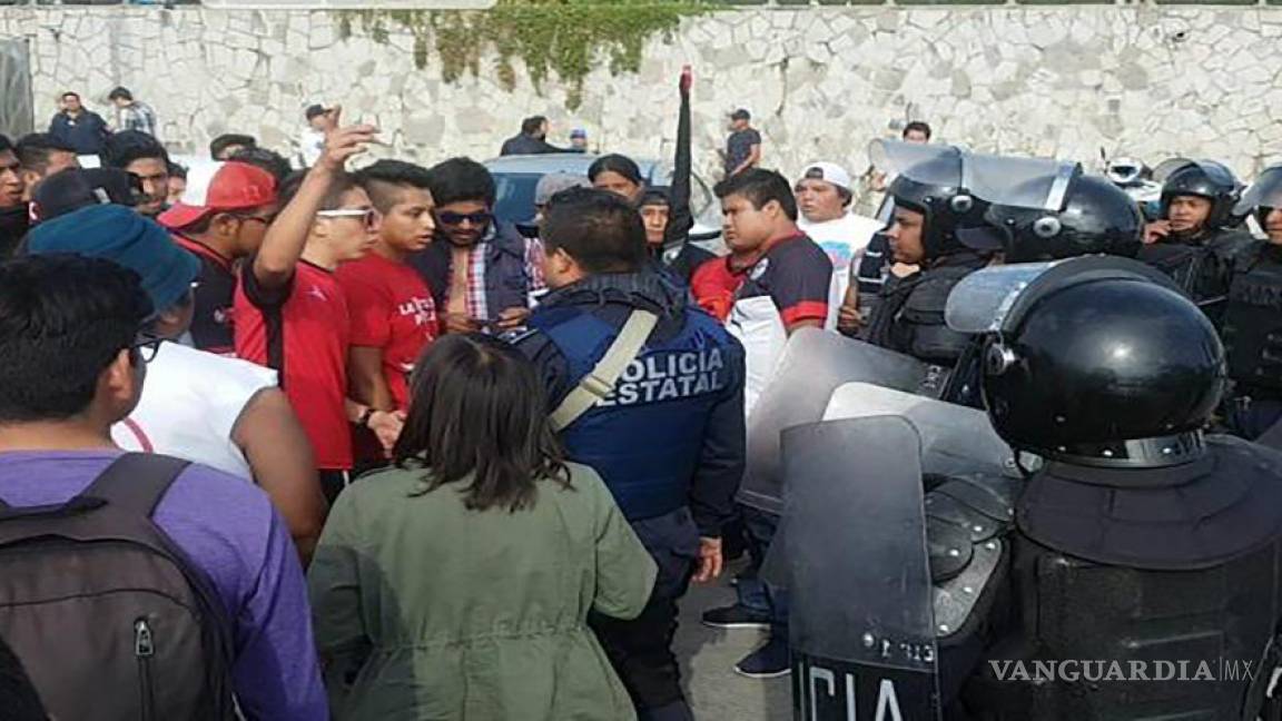 La violencia no cesa en el futbol mexicano: se arma la campal en el Clásico de Puebla