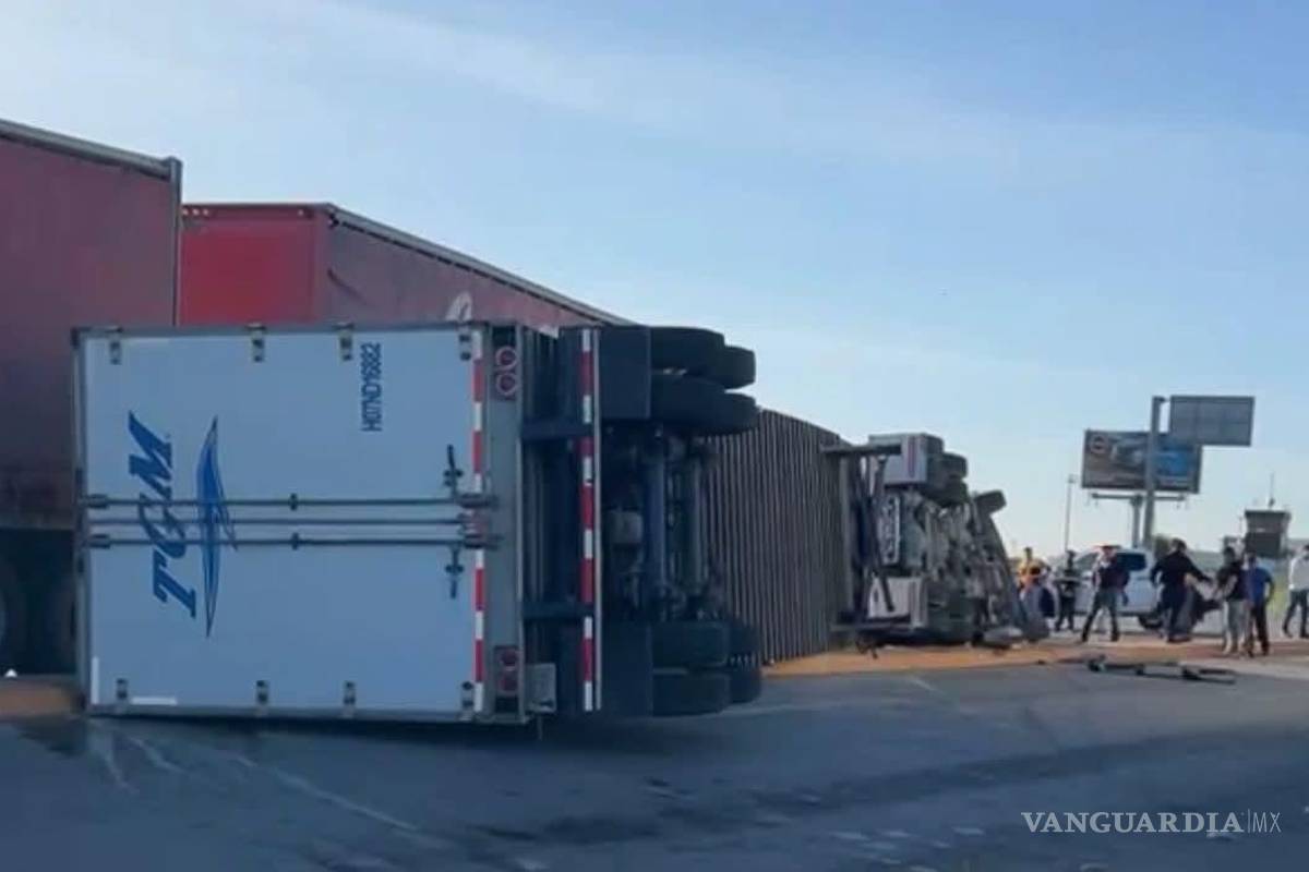 $!Un camión de Coca-Cola fue impactado mientras se encontraba detenido en un semáforo. Ambos choferes resultaron con lesiones menores.