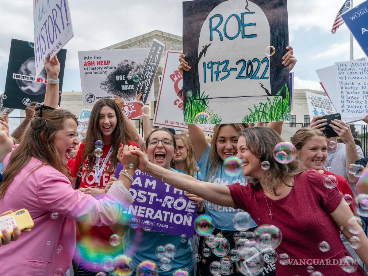 $!Manifestantes opuestos al aborto festejan frente a la Corte Suprema luego del fallo del máximo tribunal para revocar el caso de Roe vs. Wade en Washington.