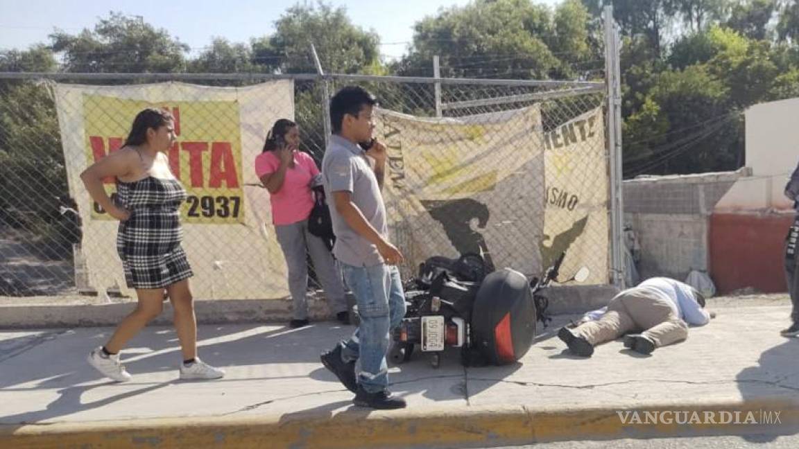Camión de materiales derriba a motociclista en periférico LEA de Saltillo