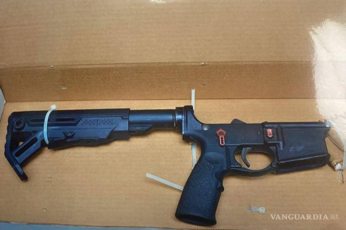 $!El hombre fue detenido con un arma de uso exclusivo del Ejército por elementos de Fuerza Civil de Nuevo León