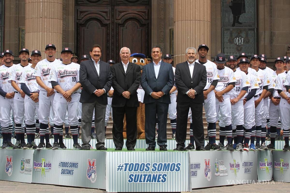 "El Bronco" se toma foto oficial con los Sultanes de Monterrey