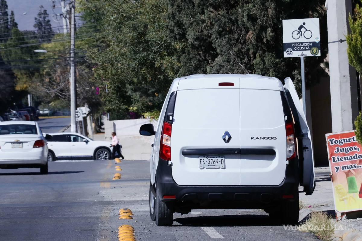Saltillo impune: automovilistas siguen invadiendo ciclovía y la usan como carril (video)