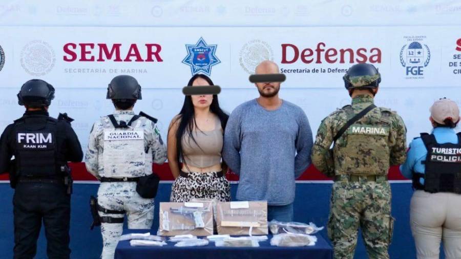 Dos personas fueron detenidas y se aseguraron drogas, un arma de fuego, dinero en efectivo y un vehículo durante un operativo realizado por la Fiscalía General del Estado (FGE) de Quintana Roo.