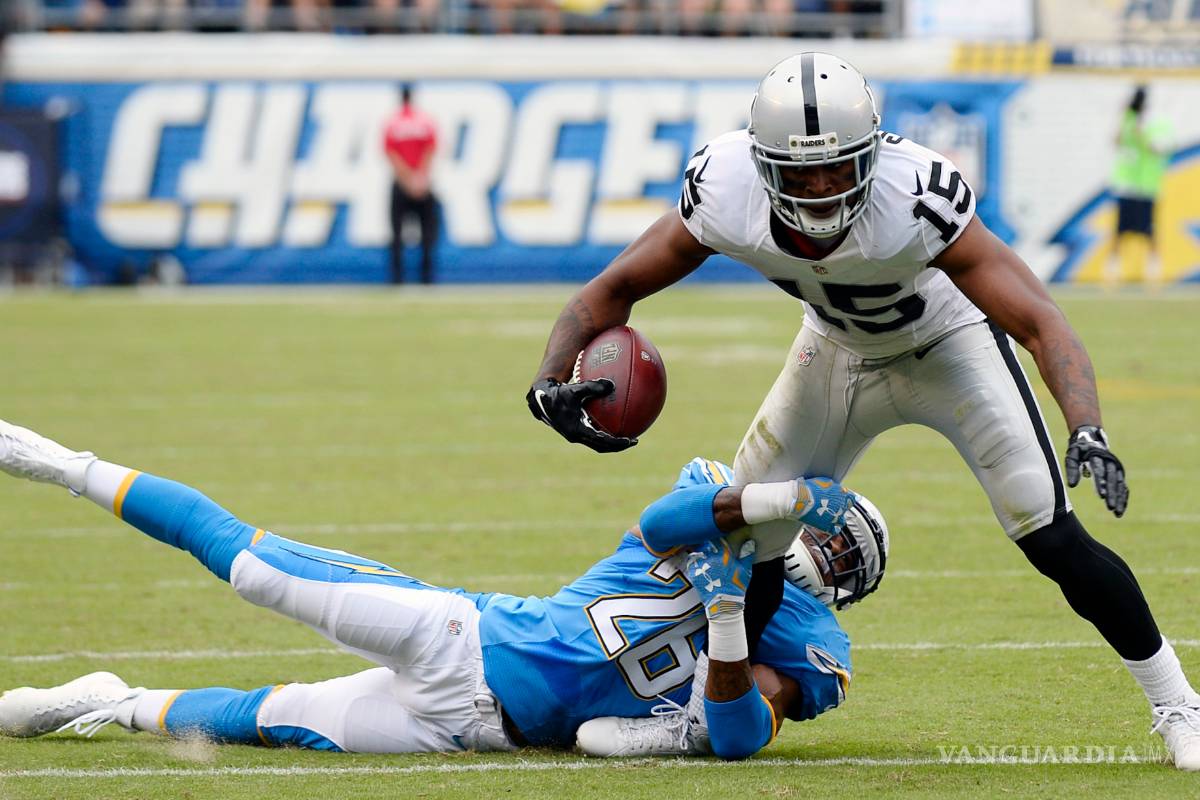 Carr y Raiders avergüenzan a los Chargers
