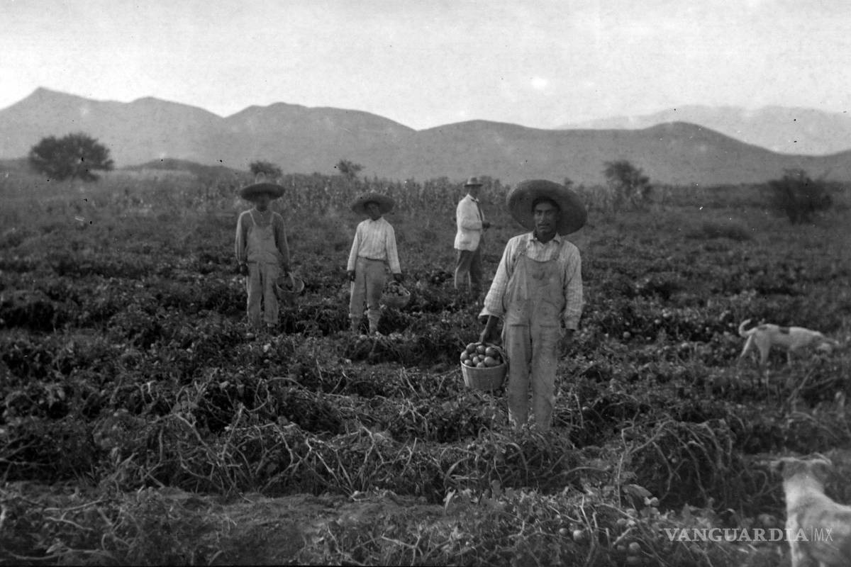 $!Trabajadores típicos de una hacienda del siglo XIX.