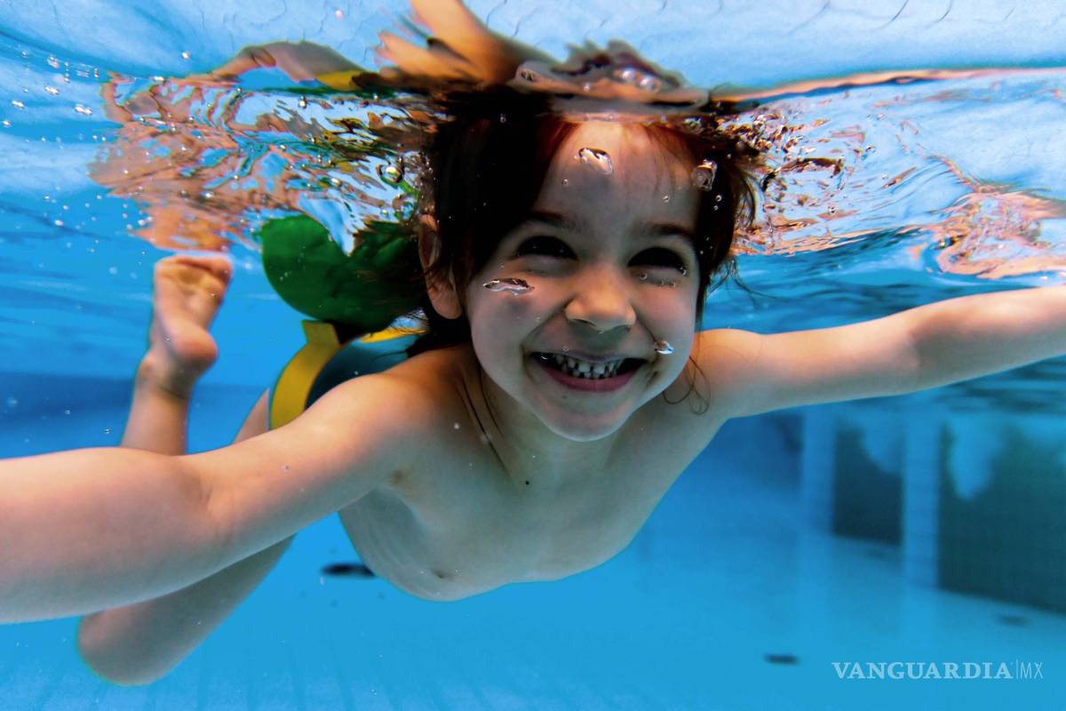 Evite accidentes: Esto debe hacer si lleva a su hijo a la piscina o a la playa