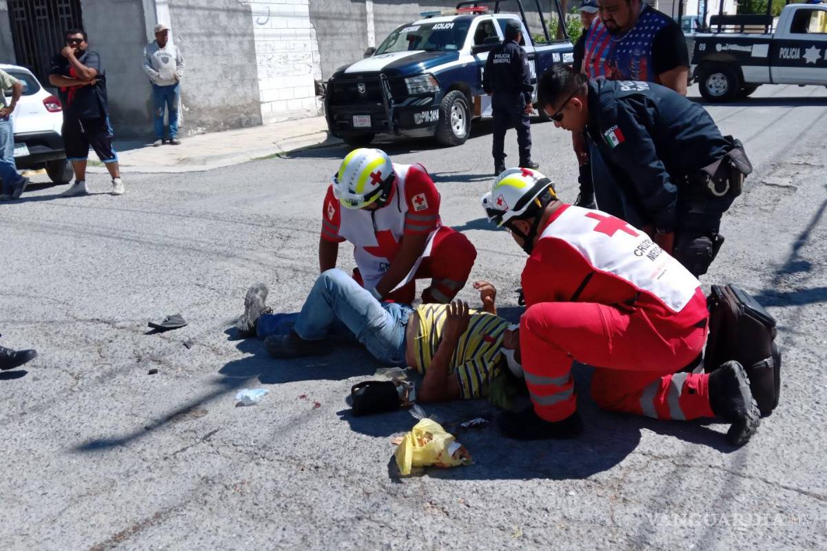 Taxi no respeta alto y provoca accidente; motociclista de 68 años termina lesionado, en Parras