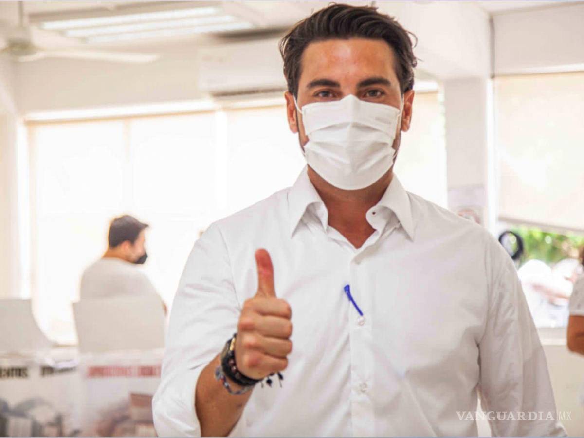 $!Christian Castro Bello, candidato a gobernador de Campeche por la alianza PRI, PRD, PAN, durante la emisión de su voto.