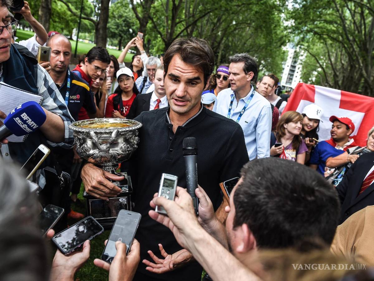 $!Roger Federer responde preguntas de los medios con el trofeo del Abierto de Australia en Carlton Gardens en Melbourne, Australia, el 30 de enero de 2017