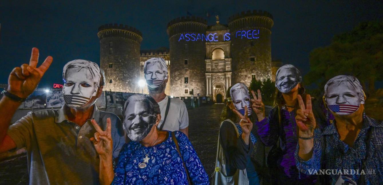 $!Partidarios con máscaras de Assange mientras activistas de FreeAssangeNapoli proyectan el escrito “Assange es libre” dedicado a su liberación en Nápoles, Italia.