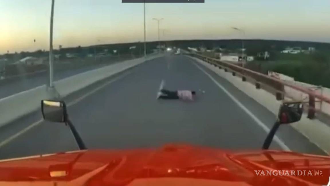 Monclovense intenta suicidarse y se lanza a las llantas de tráiler en movimiento en Sabinas (video)