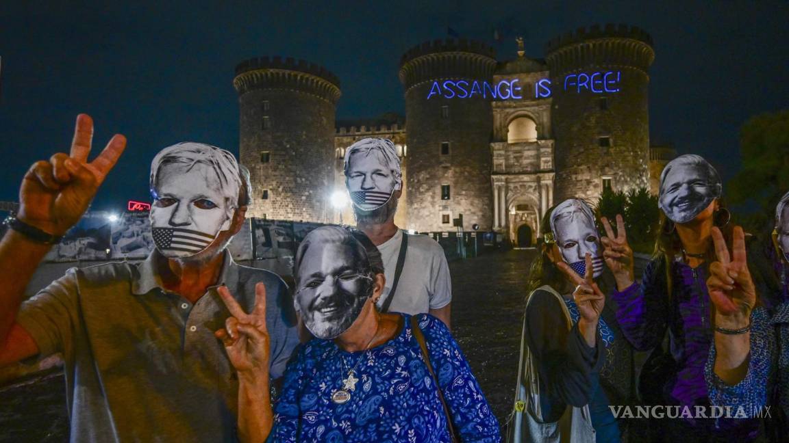 $!Partidarios con máscaras de Assange mientras activistas de FreeAssangeNapoli proyectan el escrito “Assange es libre” dedicado a su liberación en Nápoles, Italia.