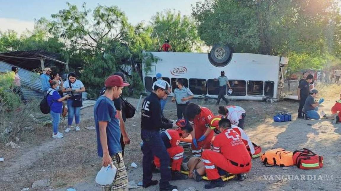 Vuelca camión con 40 pasajeros en Acuña; hay 7 heridos