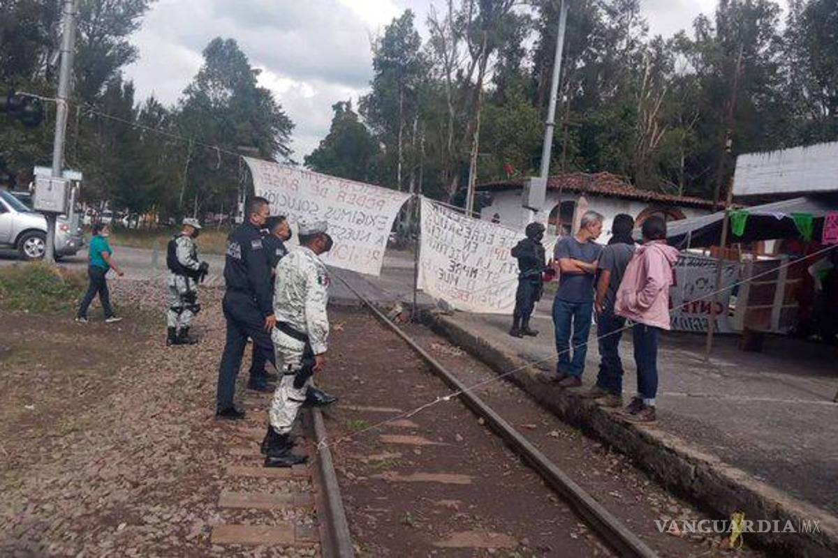 Tras 88 días, desalojan a maestros de la vía del tren en Michoacán
