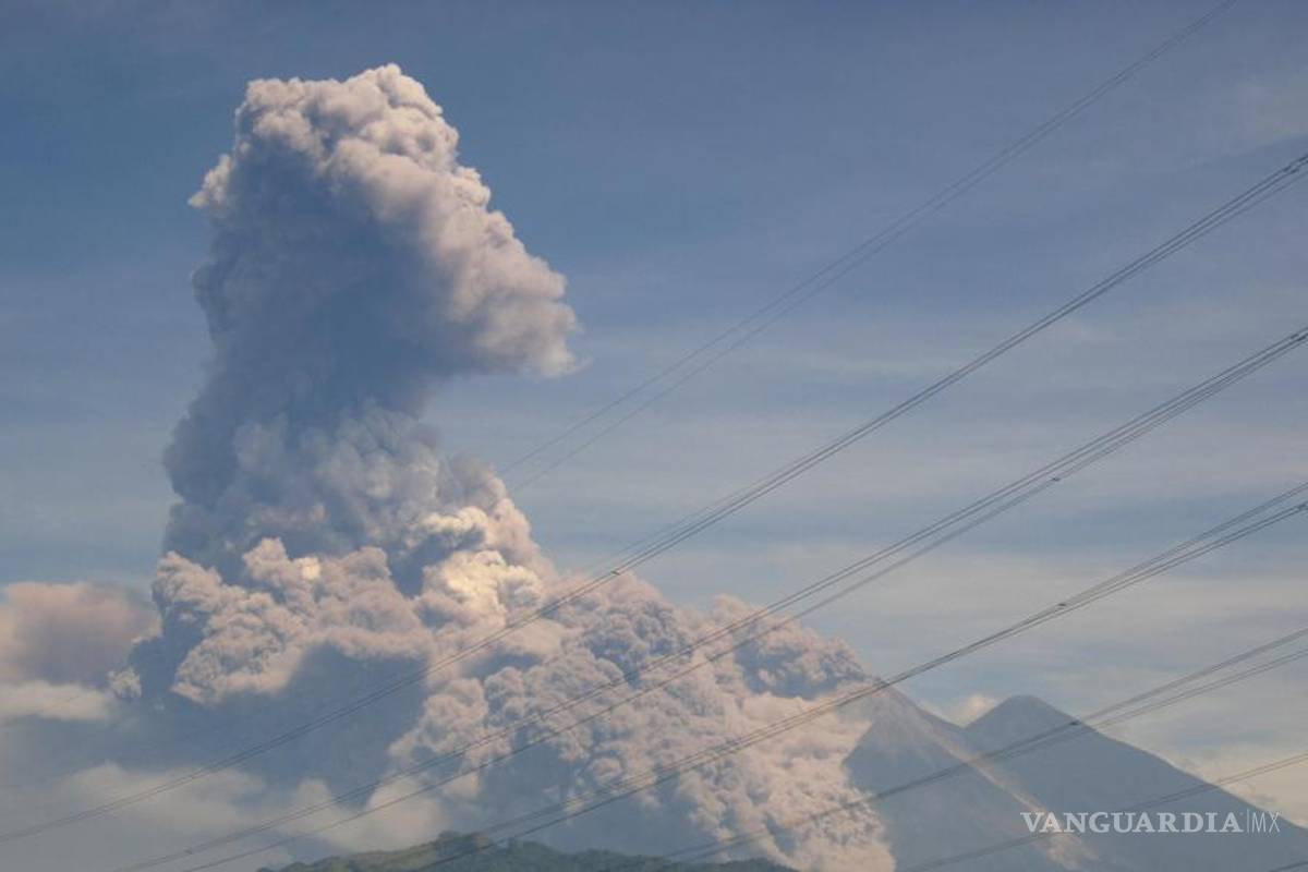 Volcán de Fuego registra primera erupción del 2018 en Guatemala