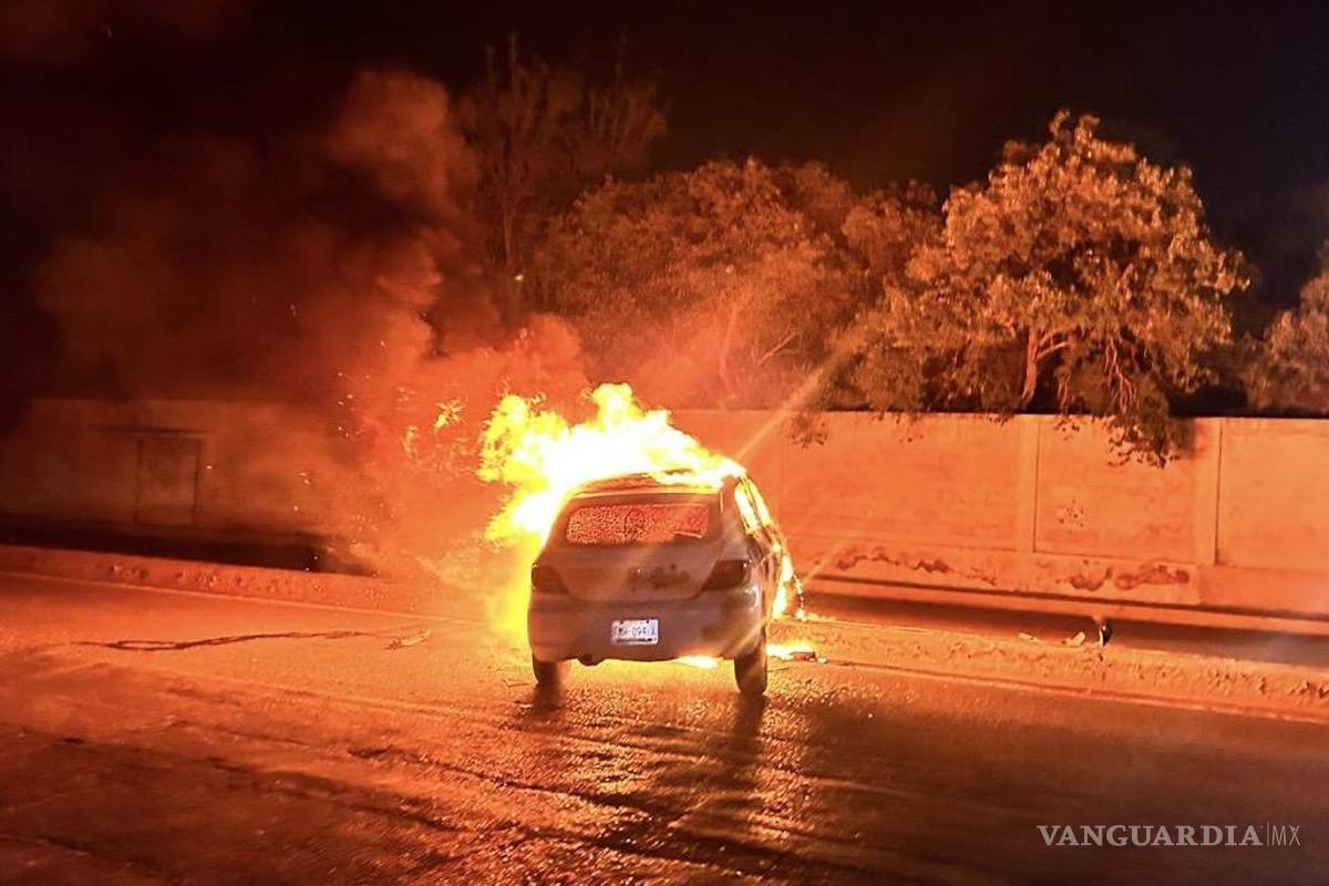 Abandonan vehículo tras estrellarse contra camellón y provocar incendio al sur de Saltillo