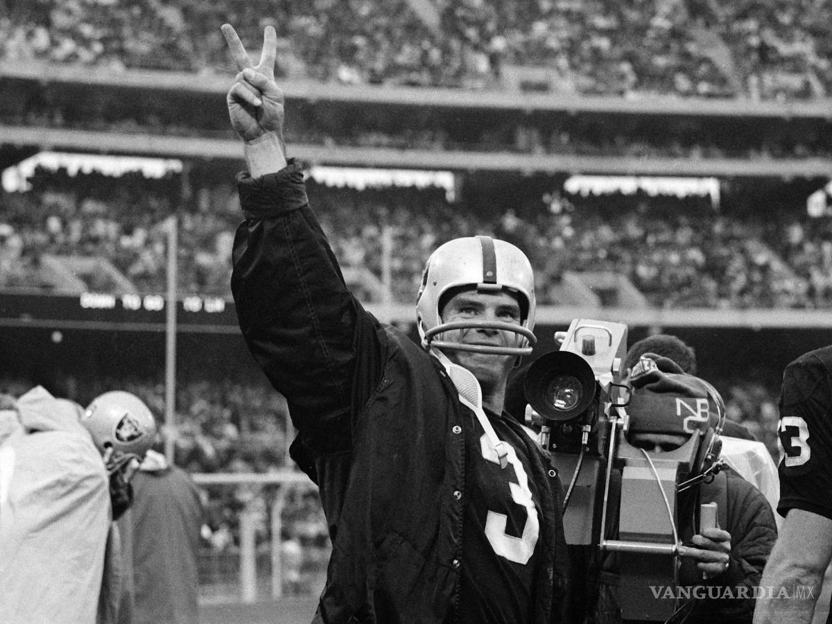 $!Daryle Lamonica, quarterback de los Oakland Raiders después de que su equipo venciera a los Kansas City Chiefs, el 22 de diciembre de 1968.