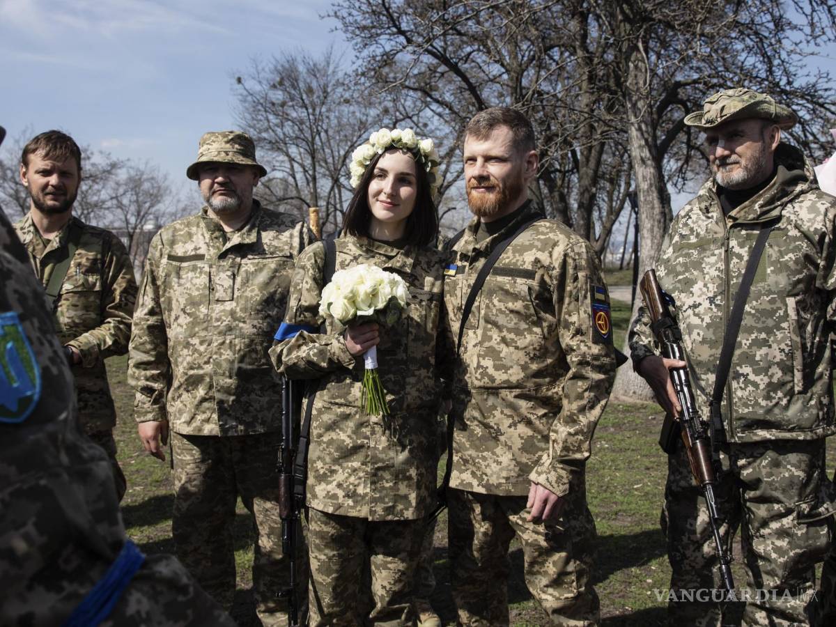 $!Los miembros de la Defensa Territorial de Kiev, Anastasiia (24) y Viacheslav (43) celebran su boda bajo las normas de la ley marcial en Kiev, Ucrania.