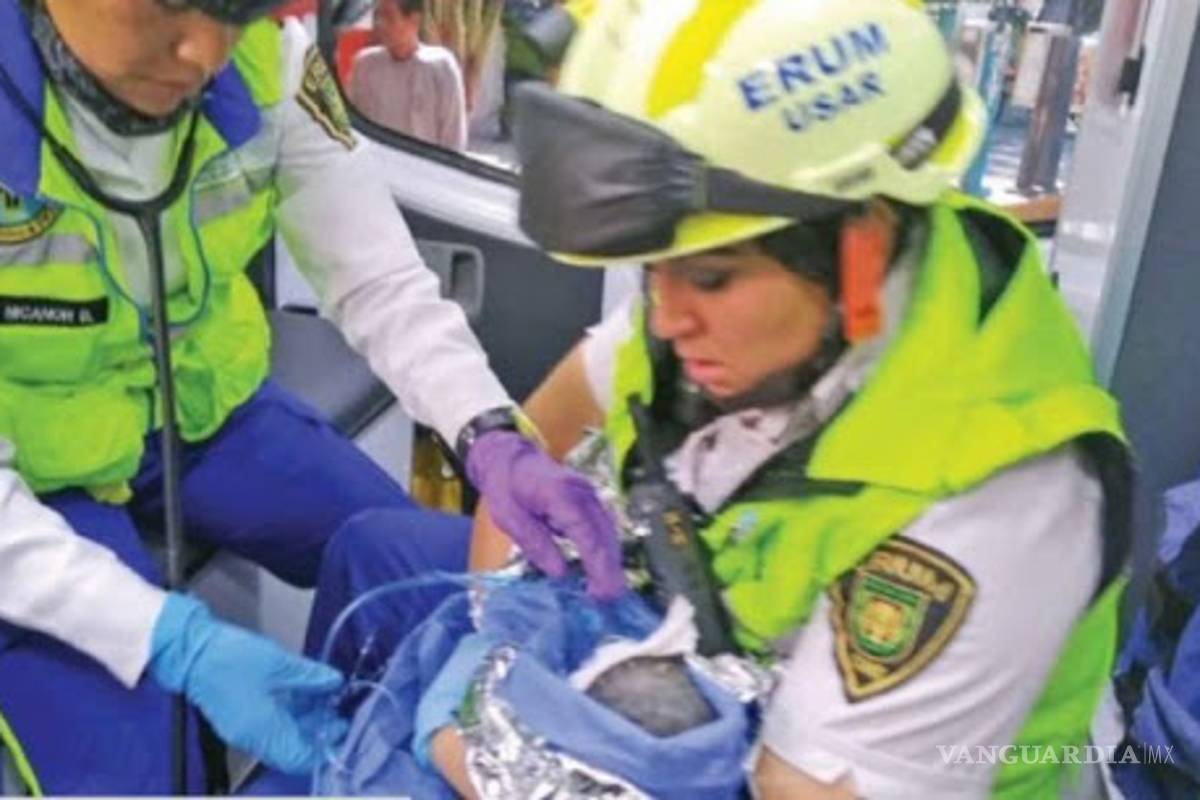 Mujer bombero amamanta a bebé abandonada entre paredes en Iztacalco