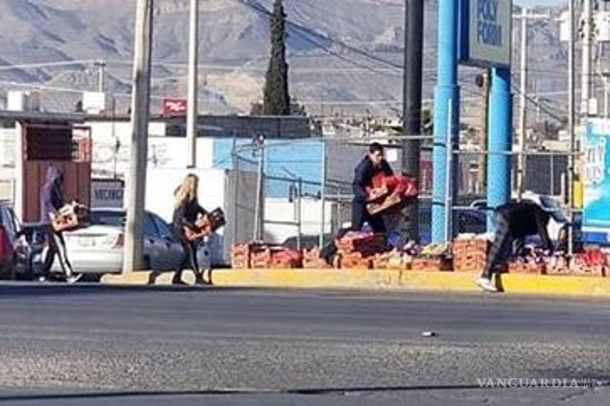 Se abre camioneta de Bimbo en Ciudad Juárez y ciudadanos ayudan a recoger productos