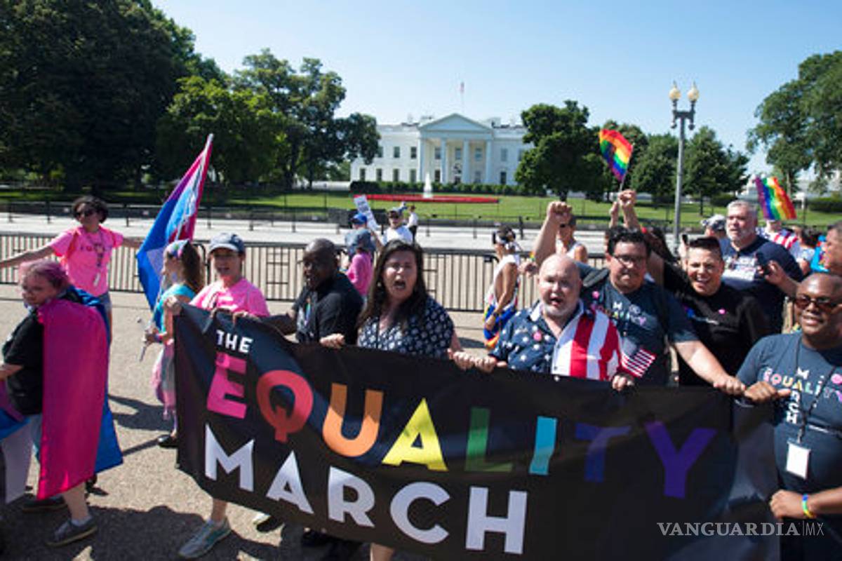 $!Miles marchan por orgullo gay en EU, preocupados por Trump