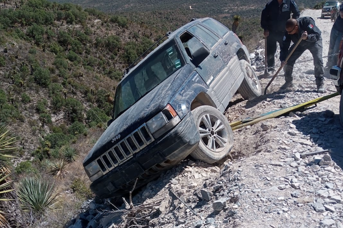 Se le poncha la llanta y queda al borde del barranco; policía rescata a familia en Parras