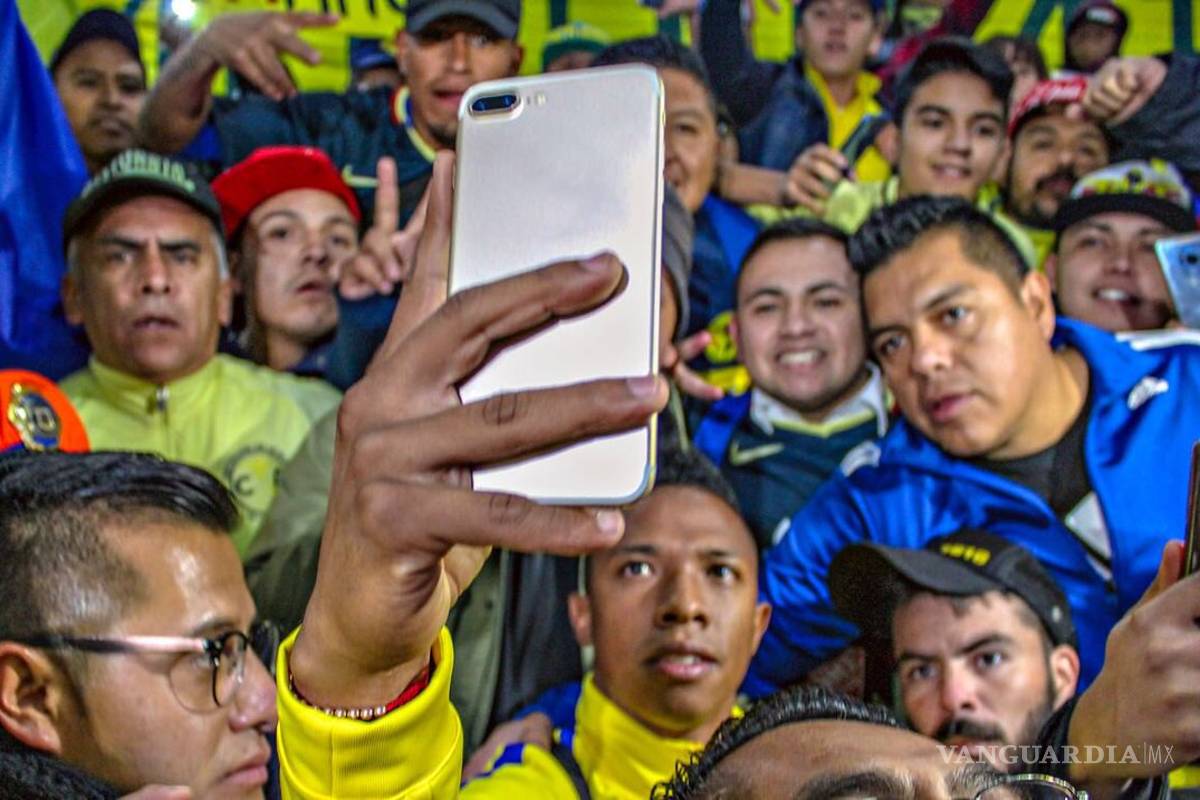 Llega Ibargüen a México y aficionados le 'roban su celular'