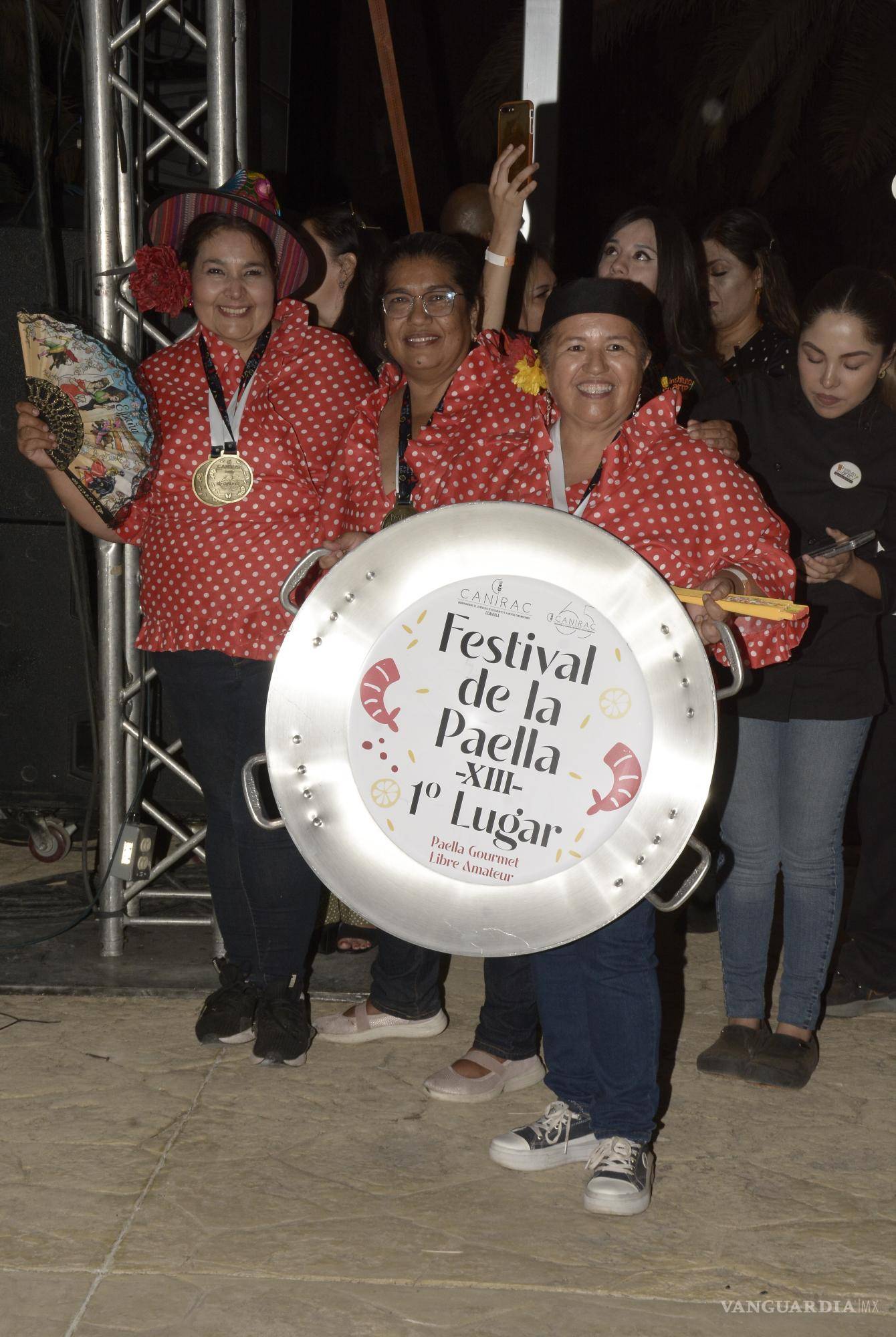 $!Los ganadores disfrutaron su momento, luego de horas de esfuerzo y pasión al preparar la paella.