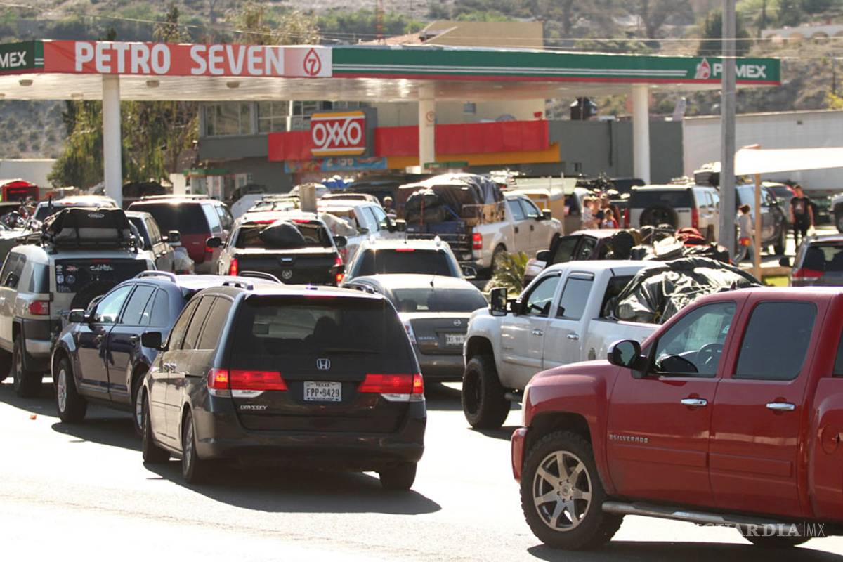 Desabasto y problemas en bombas de gasolina retrasan a paisanos
