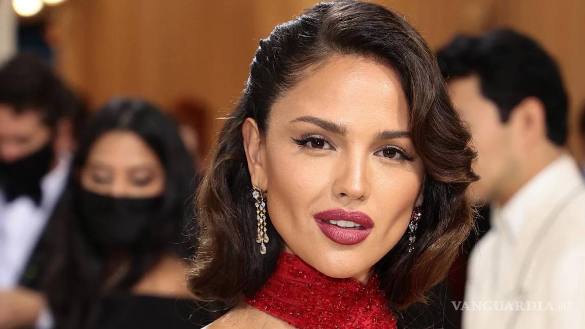 Le llueven críticas a Eiza González por apoyar a Shakira