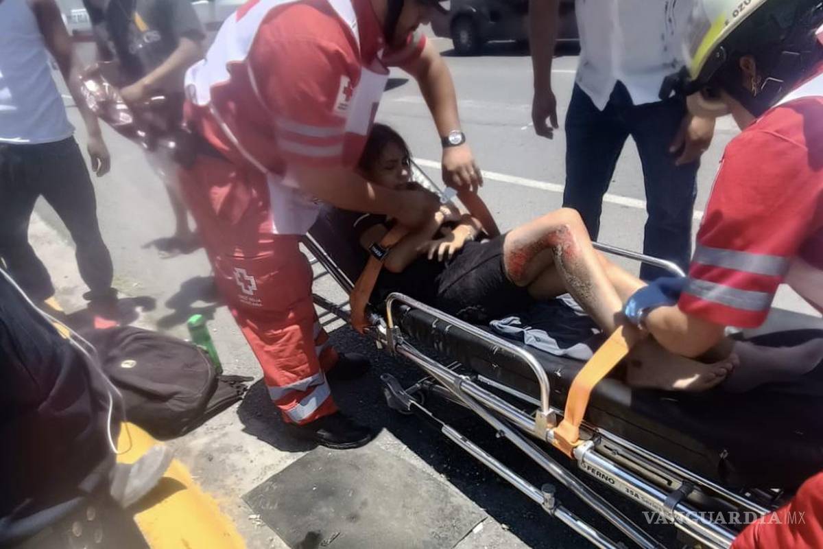 Caen al pavimento padre e hija porque una camioneta aventó su motocicleta