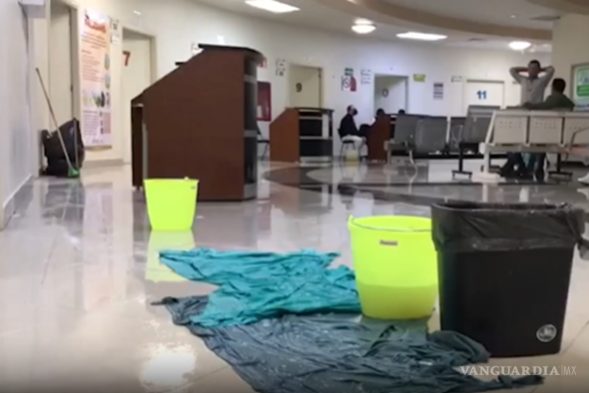 $!Las tinas fueron insuficientes para captar el agua de las goteras.