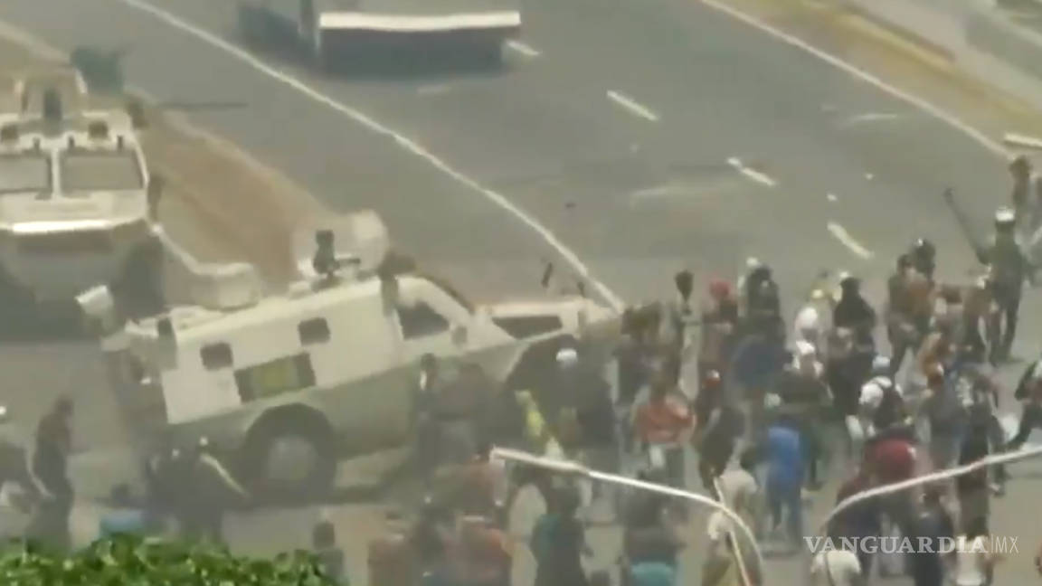 Tanque militar arrolla a grupo de manifestantes en Caracas, Venezuela (Video)