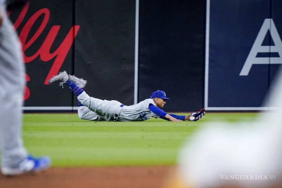 La impresionante atrapada de Mookie Betts para darle el salvamento al mexicano Víctor González