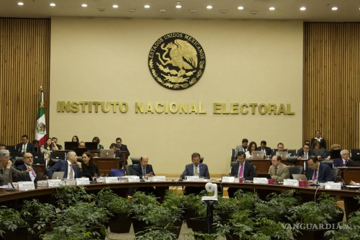 144 funcionarios del INE ganarán más que el presidente este año