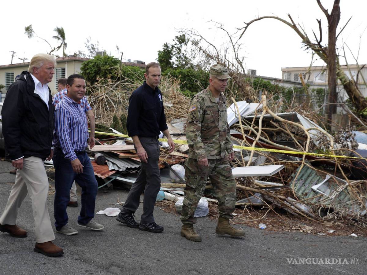 $!Trump 'ayuda' a damnificados de Puerto Rico, les lanza rollos de papel (VIDEO)