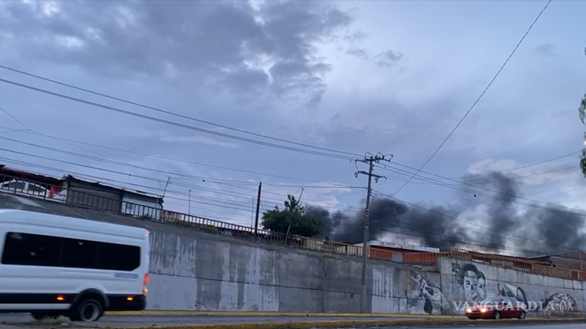Ladrilleros queman llantas en Saltillo; vecinos se quejan de contaminación