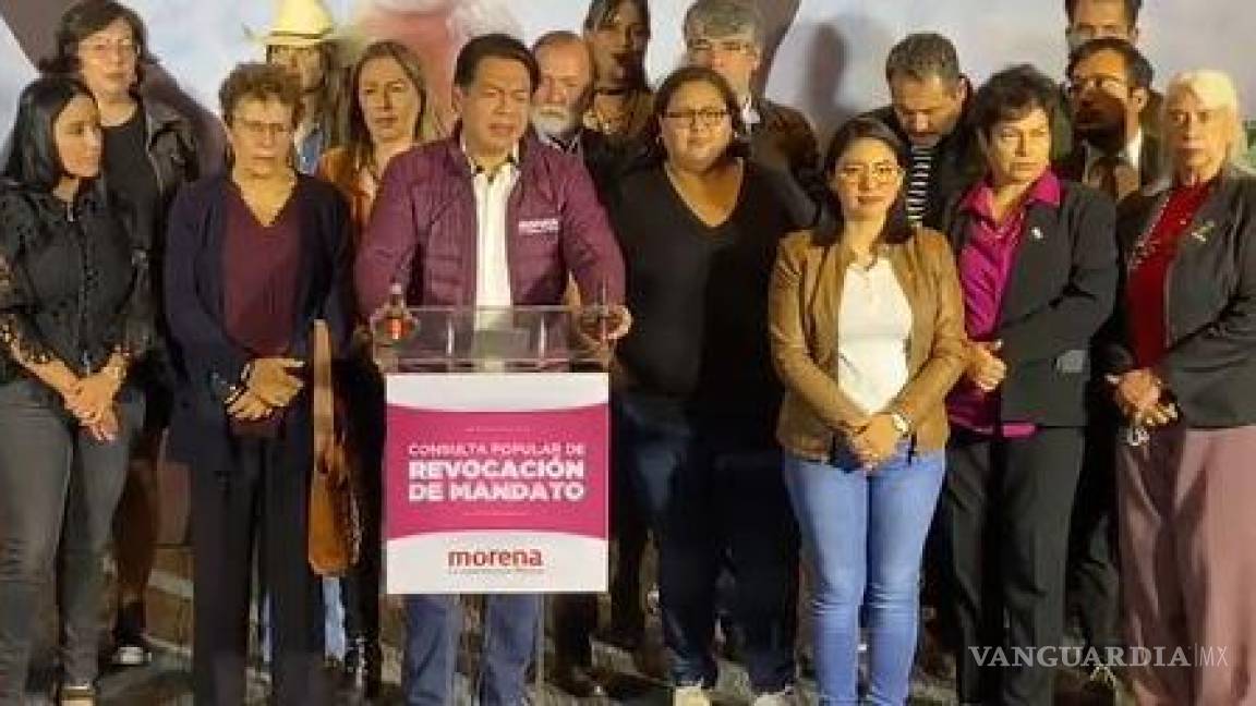 $!En una rueda de prensa rodeado de personajes de Morena importantes en la política así como el productor de narcoseries y documentales, Epigmenio Ibarra, Delgado celebró la jornada electoral.